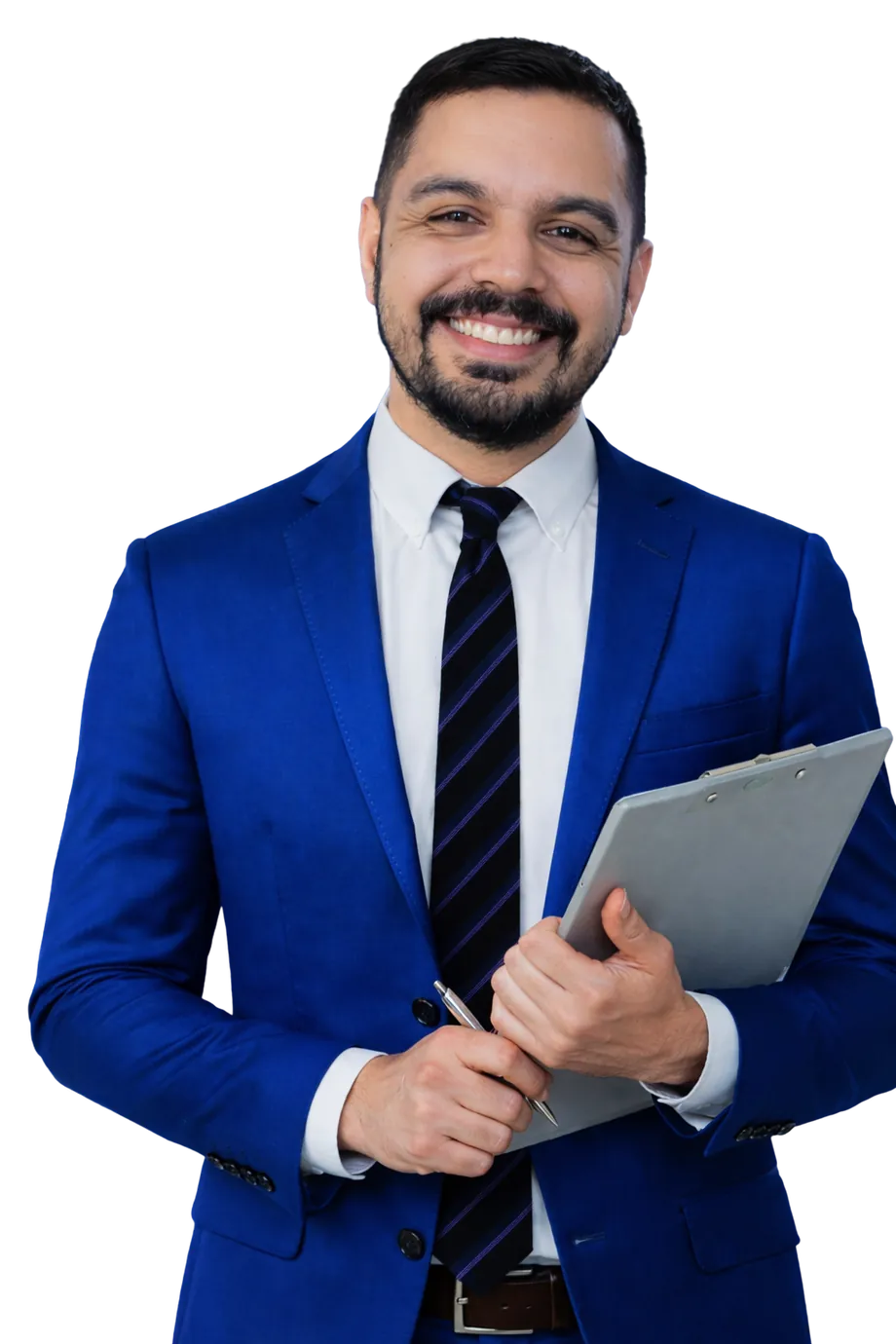 Empresário sorrindo segurando uma prancheta